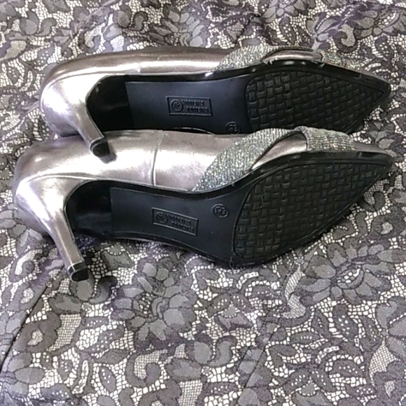 Ladies silver Mootsie Tootsies heels, Sz 8.5 - Picture 2 of 4